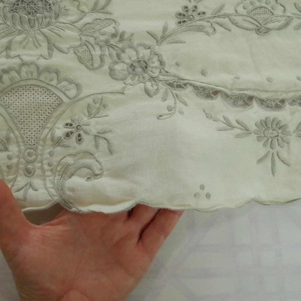 Vintage Madiera Embroidered Tablecloth Large Cutwork Lace Cream Floral 98 x 62